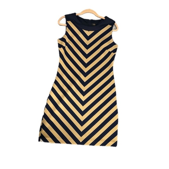 Elegant dress from ILE New York, size 8, striking Navy and gold chevron pattern - Picture 5 of 9